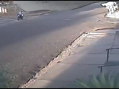 Fatal high speed crash between pair of bikers at intersection .Brazil