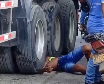 29 years old motorcyclist fatally crashed under big truck 