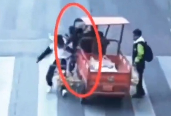 Two girls crossing street crashed by out of control tricycle 