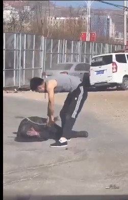 Chinese Psychopaths Attacking an Old Man