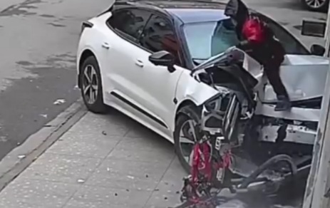 Another Chinese Female Driver Lost control Car 