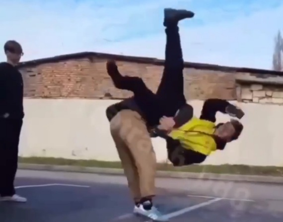 14-year-old boy cracked the skull of a 17year-old enemy on the asphalt