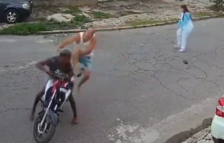 Two thieves on motorcycle try to rob the wrong person 