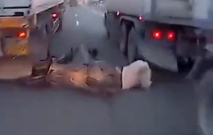 [CLOSE CALL]Stupid motorcyclist nearly crashed under two trucks wheel