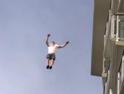 [FULL VIDEO INCLUDING TWO ANGLE]Depressed Colombian man jump to his death 