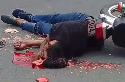 [BRAIN ON THE ASPHALT]MOTORCYCLIST HEAD CRASHED BY TRUCK 