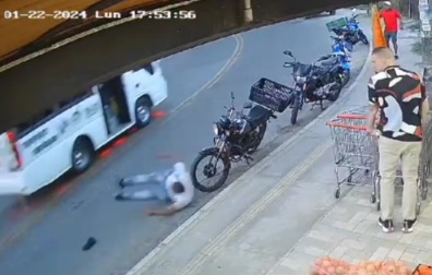 Passenger had an argument with a driver was pushed from the moving bus