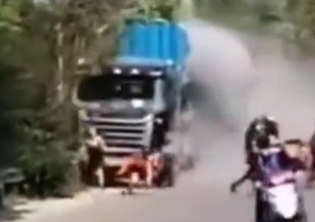 Cement truck lost control crashed several people during festival 