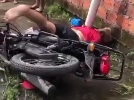 Young criminal on his motorcycle shoot dead by sicario 