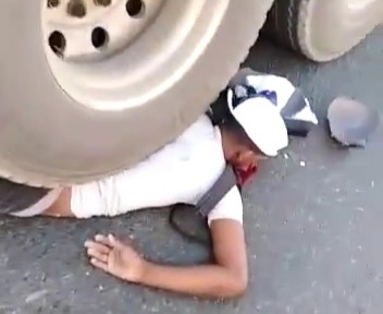 [HORRIFIC FOOTAGE]MOTORCYCLIST CRASHED DEAD UNDER TRUCK WHEEL 