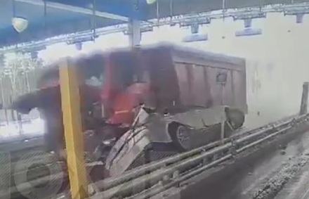 huge truck flew into oncoming traffic at high speed 