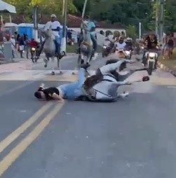 Idiot Falls from Horse