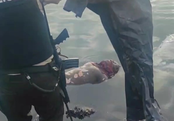 [Full video]Dead body of a drowned man tied to the banks of the river 