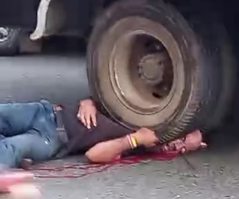 Motorcyclist head crashed under truck wheel 