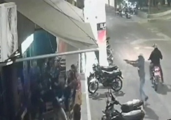 Sicario attack in local bar full of people 