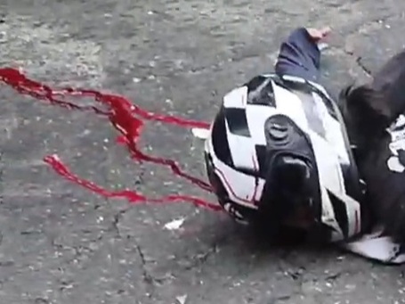 Speeding Motorcyclist crashed dead by heavy truck 