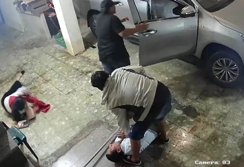 Armed robber hijacks elderly couple’s car at gunpoint 