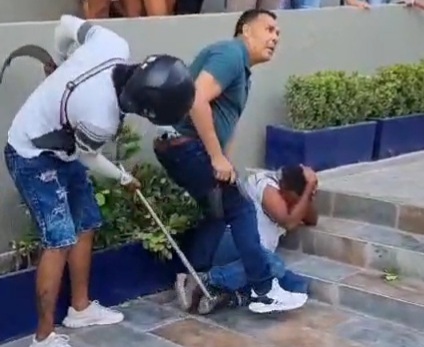 Thief punished hard by angry crowds for trying to steal from lady 