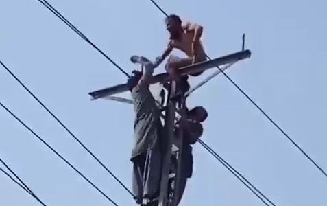 This is how Afghanis Deal with Suicidal Man