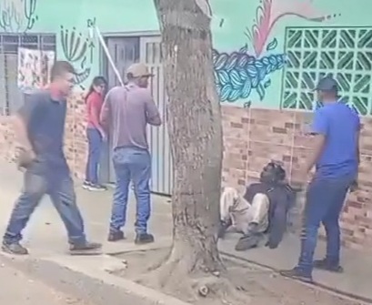 Thief captured punished hard by iron pipe and cable 