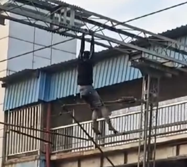 Indians, Trains & Electricity... The Best Trio