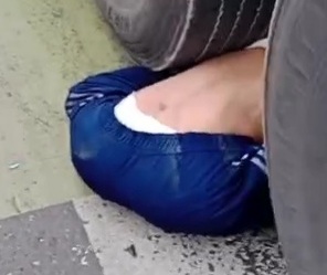 [EXTENDED VIDEO]Motorcyclist crashed dead under big loaded truck