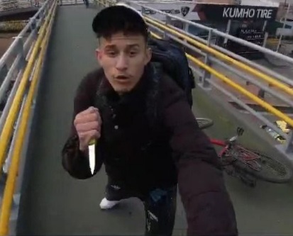  Knife-wielding thief robbed cyclist on bicycle bridge 