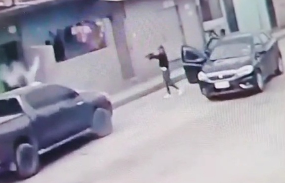 Armed Attack in Front of Police Officers 