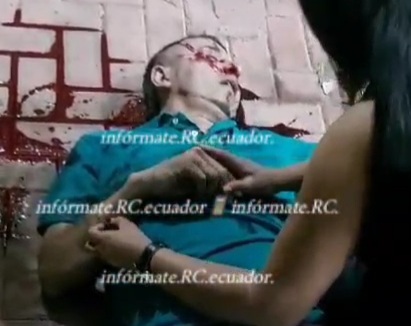 Woman trying to steal golden bracelet from sicario victim 