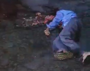 [CRACKED SKULL]Depressed old man jumped under heavy truck wheel 