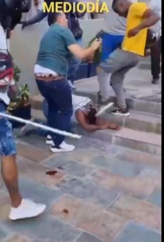 thief cruelly trampled by passersby