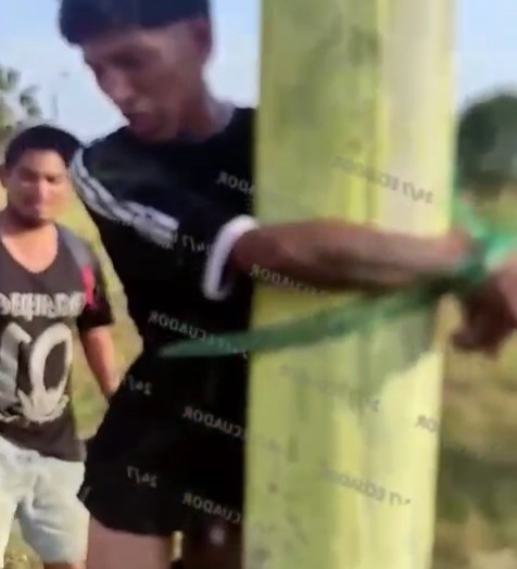 Criminal tied to pole and punished for snatching woman purse 