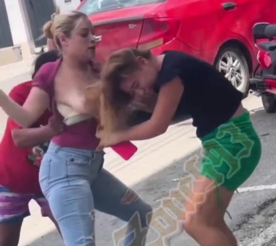 Venezuelan Chicks Battle it out at Restaurant. 