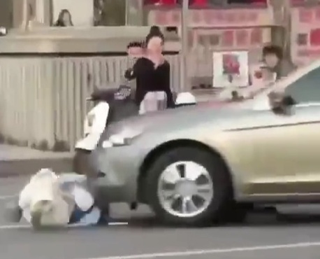 Attention Chinese woman driving 