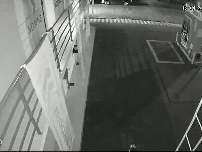 Gas station security guard shot in the head after a fight (at 1:00)