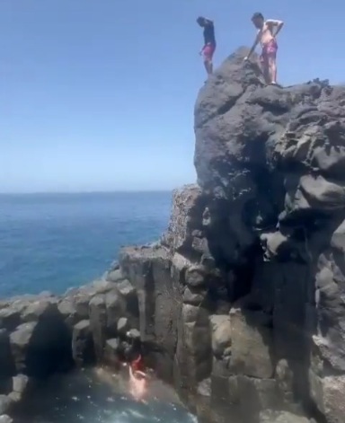 HIS LAST DIVE FOR TODAY!!!!!British tourist broke his legs while jumping into a sea cave