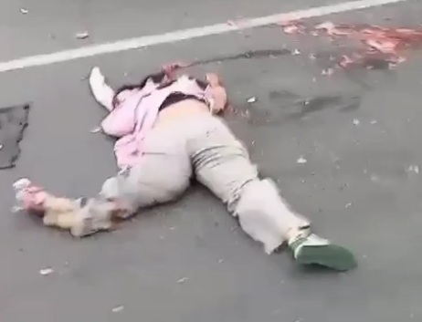 [ BRAIN ON THE ASPHALT]Female motorcyclist run over by bus