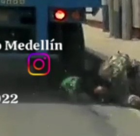 Stupid motorcyclist head crashed under big truck,saved by helmet 