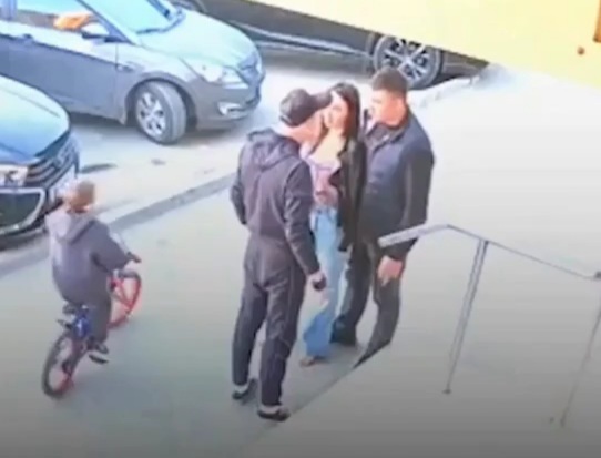 husband beats loud mouth drunk man for insulting his wife 