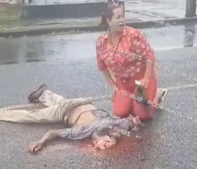 [BRAIN ON THE ASPHALT]old man head crashed by truck 