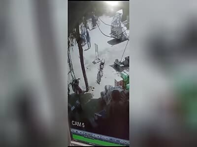 In Pakistan, An Elderly Man Threw Himself Under The Wheels Of A Truck