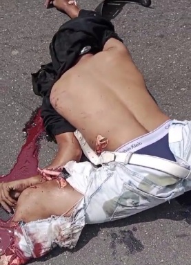 [Shattred body parts all over street]Two motorcyclists gored by truck 