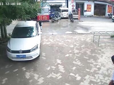 (Skipto 01:55) Dispute between neighbors ends with a woman stabbed in China