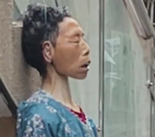 Chinese woman commit suicide by hanging herself 
