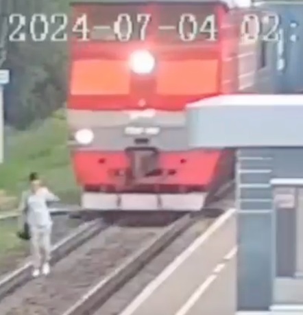 Careless Girl Gets Killed by Train In Russia