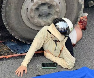 Motorcyclist split in half under truck still alive and talking onphone