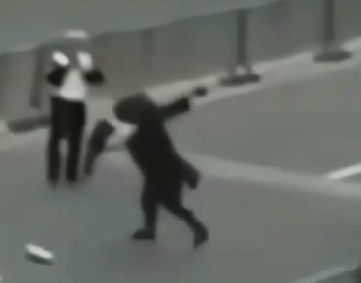 Lunatic Chinese man attack two police officers 