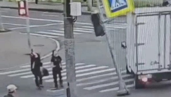 FINAL DESTINATION: Traffic Light Falls on the Head of Girl