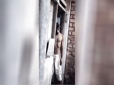 Stupid guy breaks his neck with a rotten rope