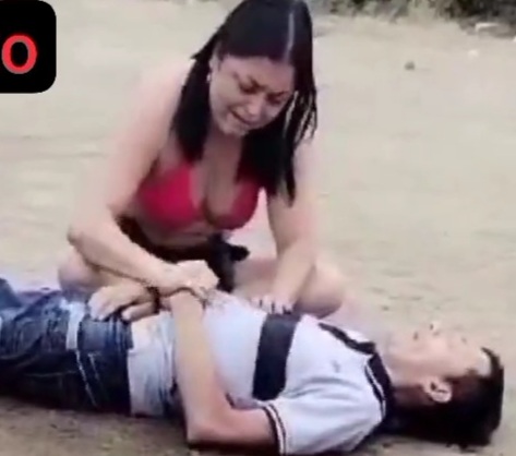 Ecuadorian wife cry her killed husband 